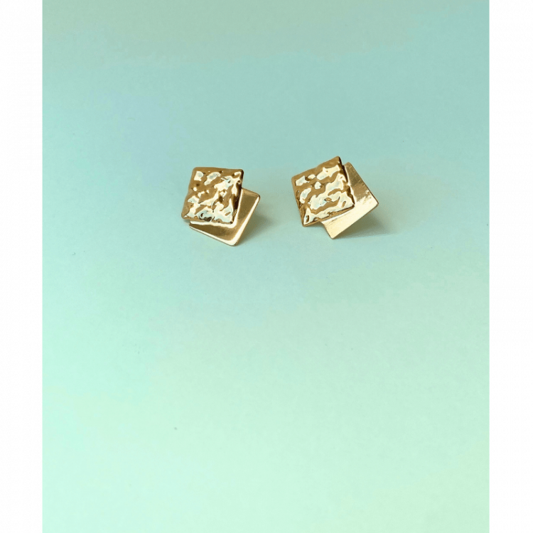 Orecchini effetto martellato corti oro Orecchini effetto martellato corti oro